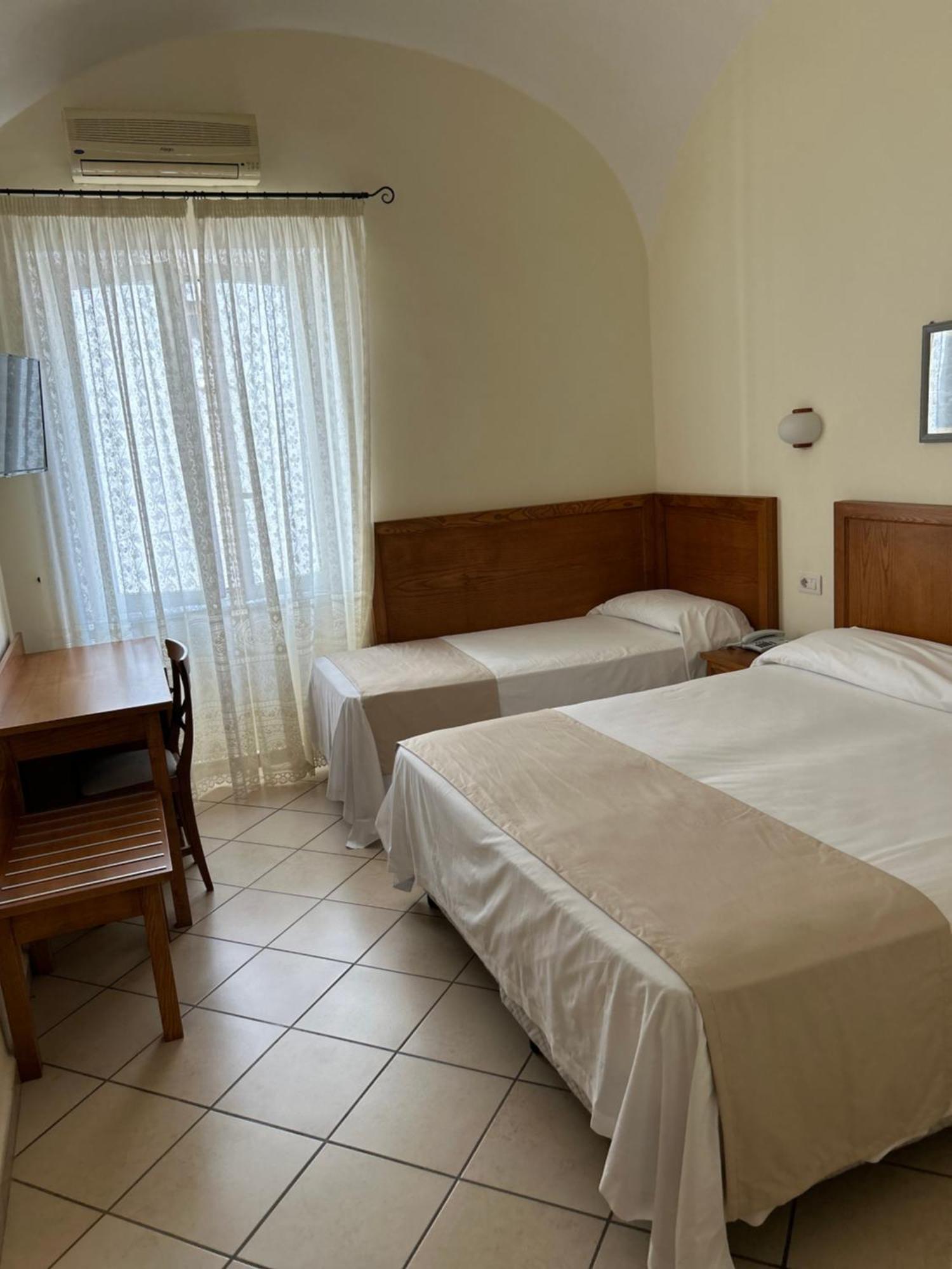 Hotel Da Raffaele Isquia Habitación foto